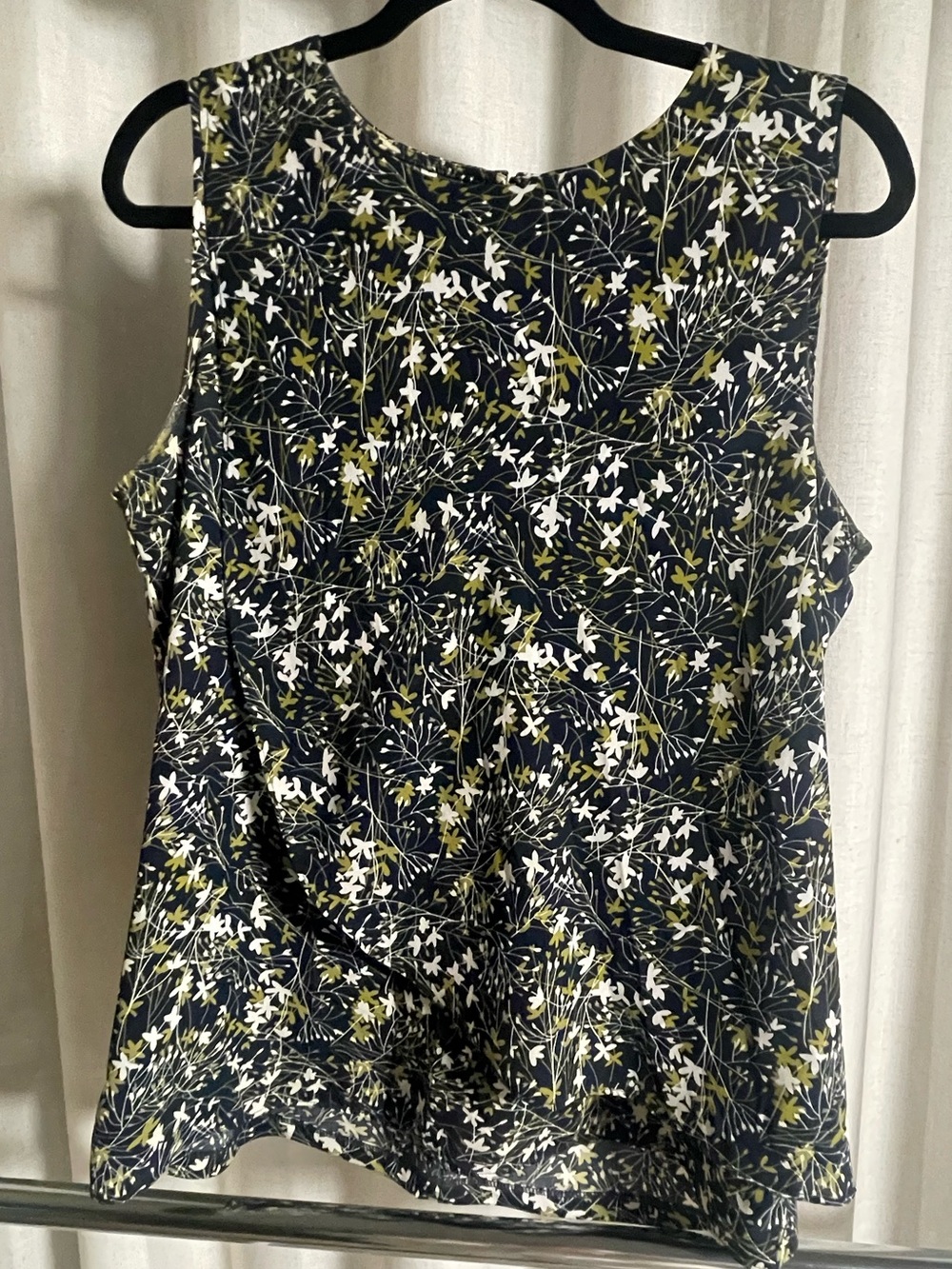 Ann Taylor Sleeveless Floral Print Women's Top in Navy, Olive & White